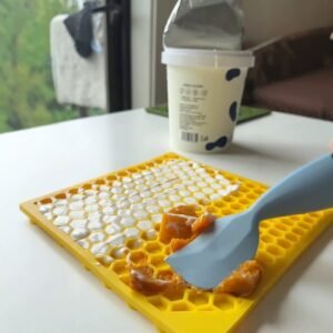 Custom Silicone Honeycomb Lick Mat for Dogs & Cats – Anti-Choking Slow Feeder Pad with Strong Suction Cups, Food-Grade Flexible Pet Licking Mat, Hanging Design, Includes Scraper Option (SITABI)